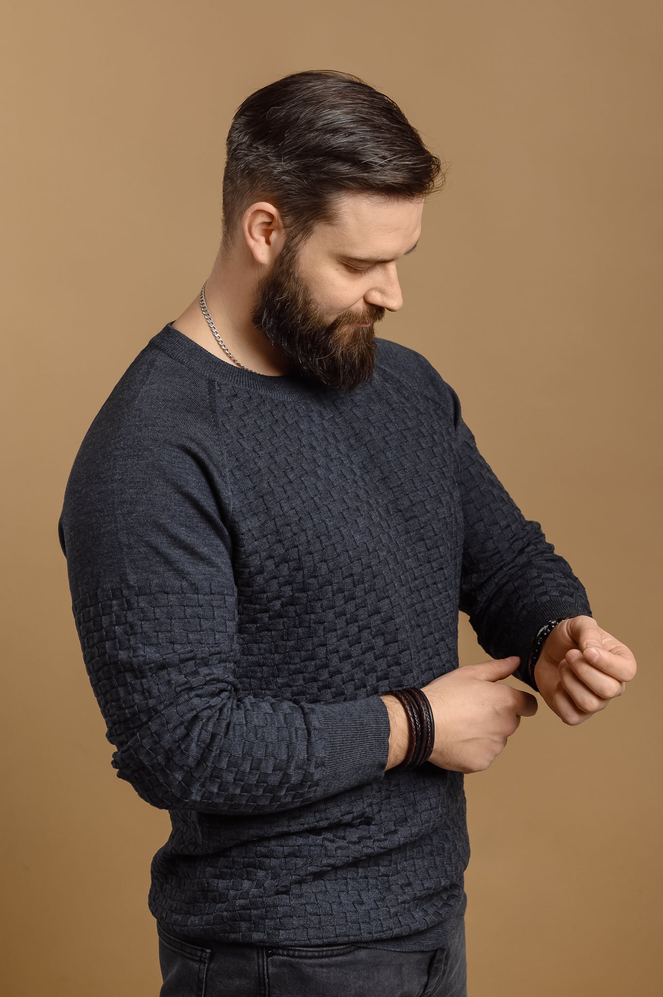 Stilingas tamsiai pilkas vyriškas megztinis