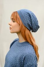 Load image into Gallery viewer, Mėlyna megzta kepurė
