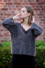 Įkelti vaizdą į galerijos rodinį, Pilkas moteriškas alpakų vilnos megztinis

